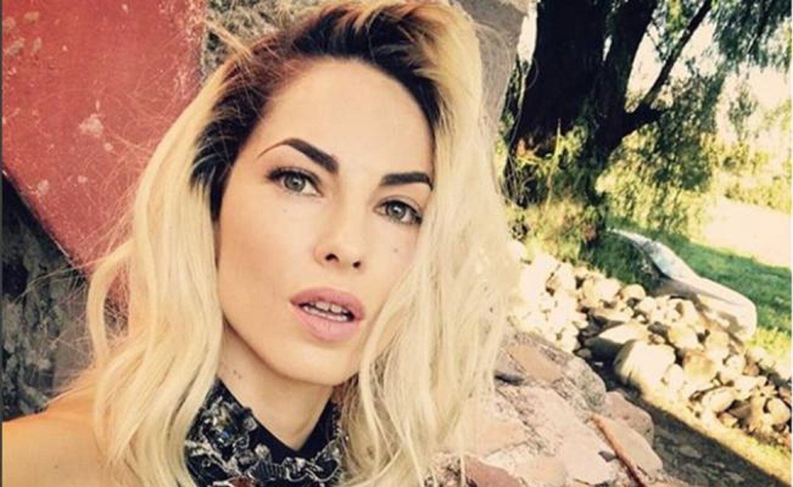 Bárbara Mori encanta con escote transparente