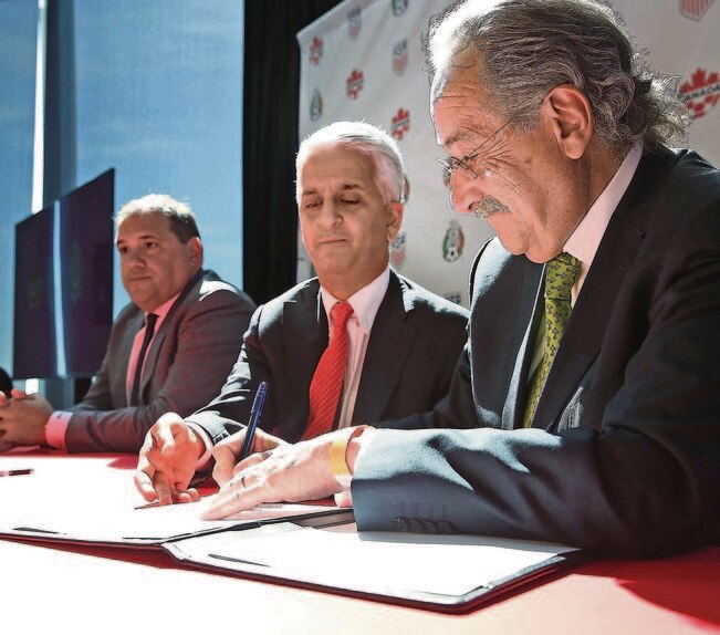 La firma del acuerdo tripartita para aspirar a la organización del Campeonato Mundial de Futbol entre EU, México y Canadá en 2026 se realizó ayer en Nueva York . (SPENCER PLATT. AFP)