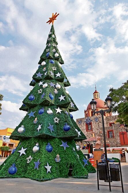 Montan árbol navideño reciclado en El Pueblito