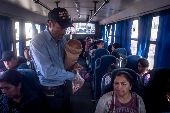 Recorre la ciudad con bolsas de cacahuates