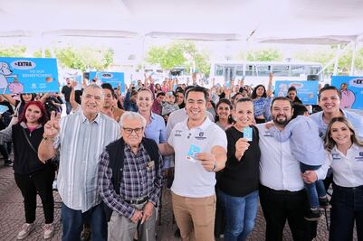 Felifer Macías entrega tarjetas del programa “El Extra”, apoyo directo a familias queretanas