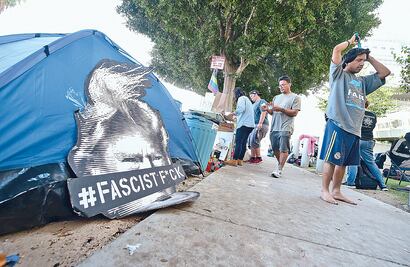 "Si quieres ver a tu hija, firma la deportación"