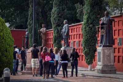 Trasladan a 3 a sepulcro ilustre