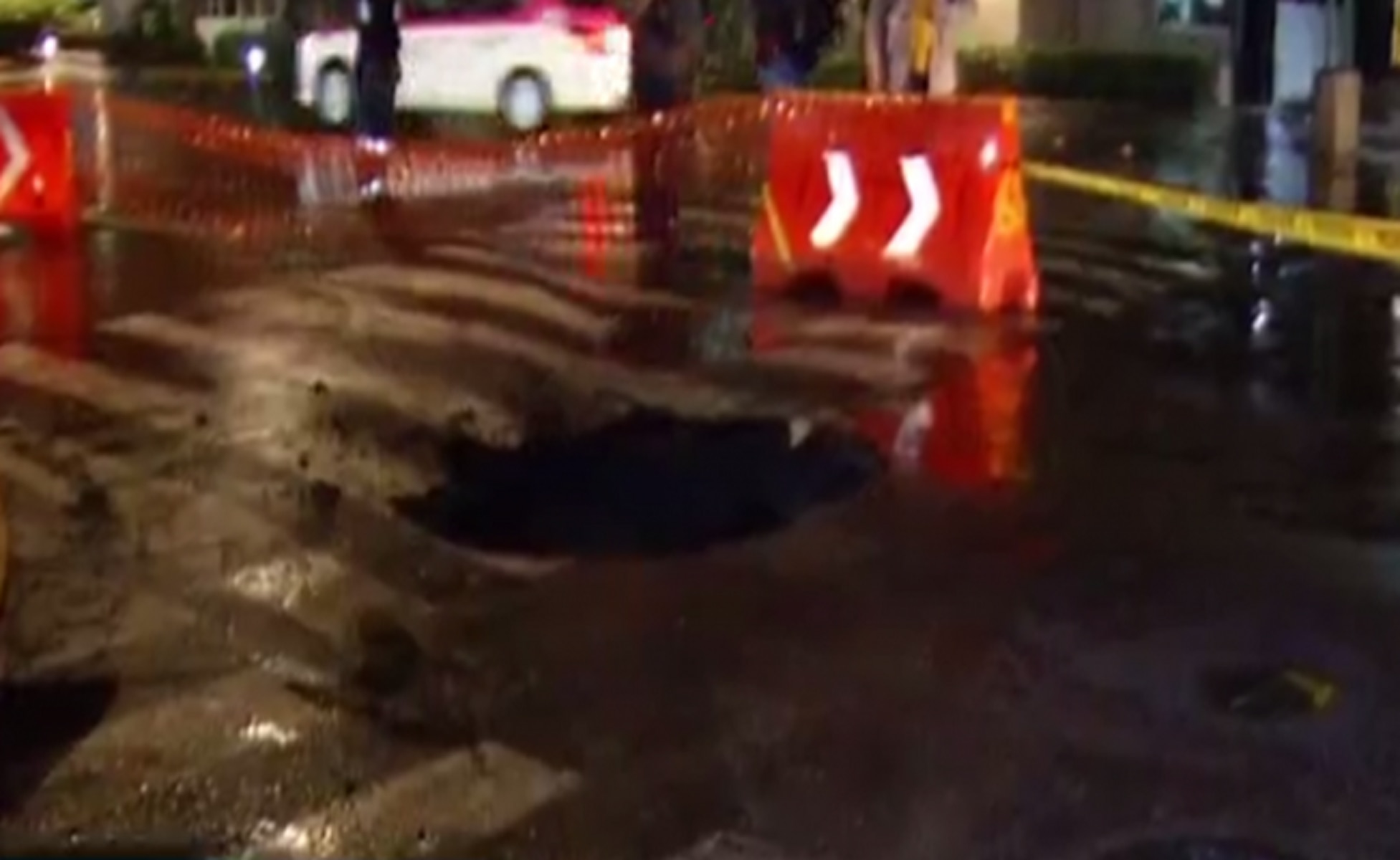 Socavón en Benito Juárez provoca daños a vehículos