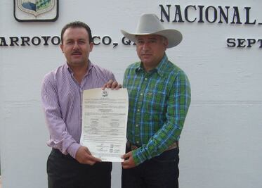 Entrega bando solemne a edil de Arroyo seco