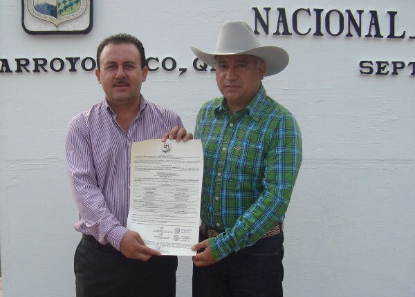 Entrega bando solemne a edil de Arroyo seco