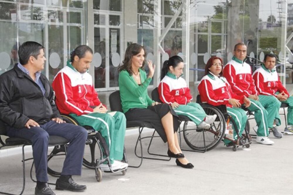 Abanderan a delegación 