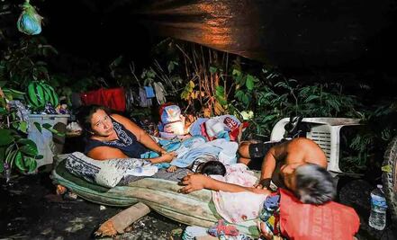 "Lo único que salvamos fue un colchón"; familias de Álamo duermen a la orilla de la carretera en espera de ayuda