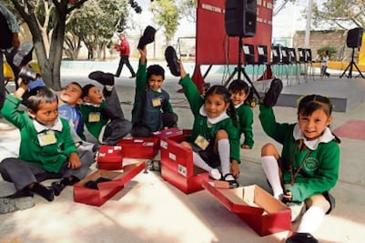 Reciben calzado alumnos de preprimaria 