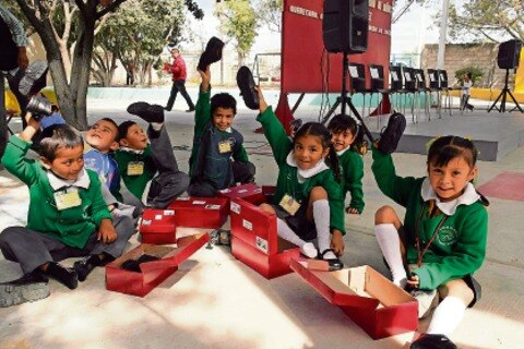 Reciben calzado alumnos de preprimaria