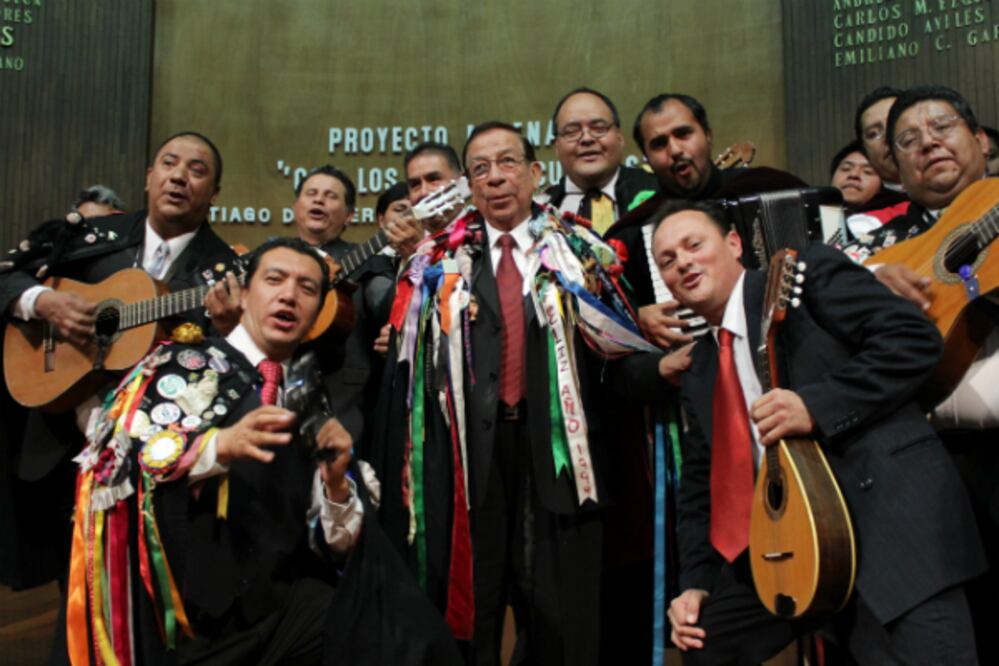 Reciben universitarios reconocimiento