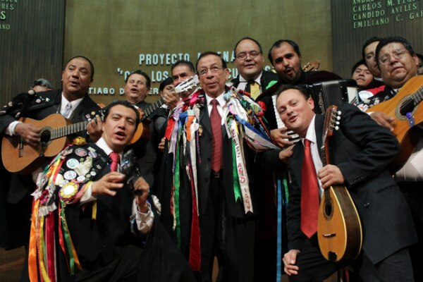 Reciben universitarios reconocimiento