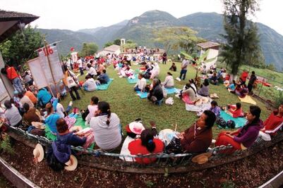 Madrugan mujeres para continuar viaje
