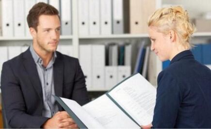 Ser guapo puede ser un inconveniente al buscar empleo