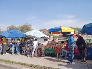 Comerciantes exigen permisos para vender afuera de hospital