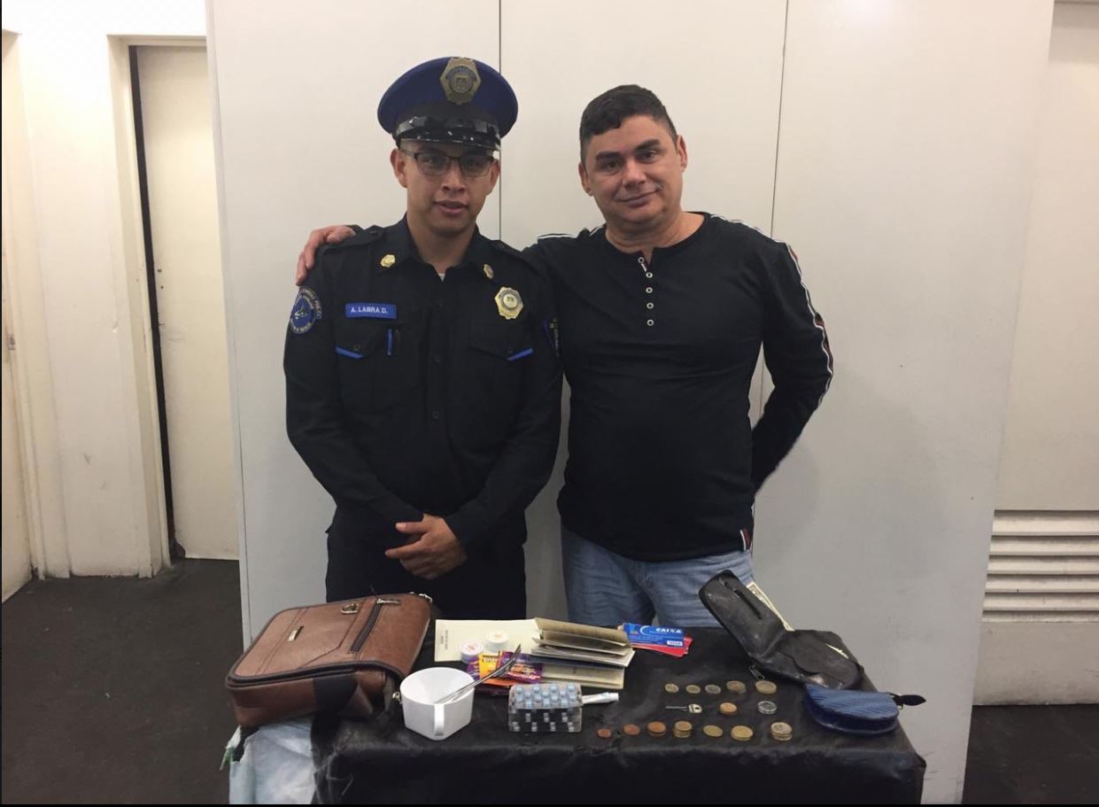 Policía encuentra maletín con más de 50 mil pesos en el Metrobús y lo devuelve