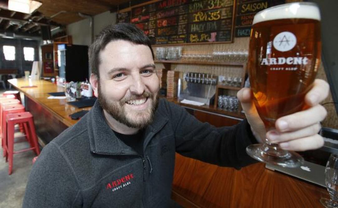 Ryan Kelly, ganador de un Pulitzer por fotoperiodismo, brinda en su nuevo trabajo, en Ardent Craft Ales, en Richmond, Virginia (Foto: AP)