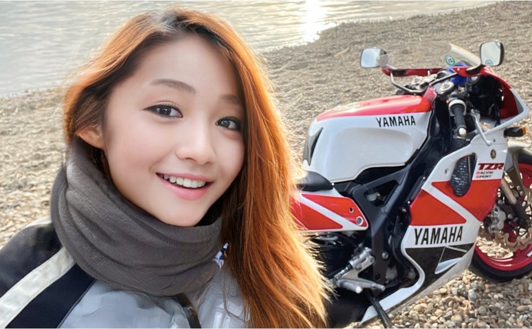 Descubren que bella influencer biker en realidad era un hombre de 50 años