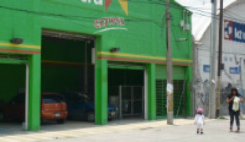 Comerciantes detienen construcción de tienda
