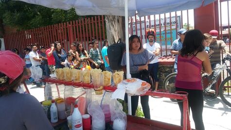 Comerciantes aprovechan filas de electores para vender