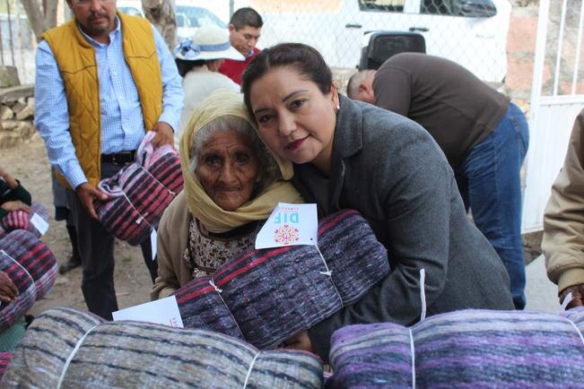 Entregan cobijas en El Marqués