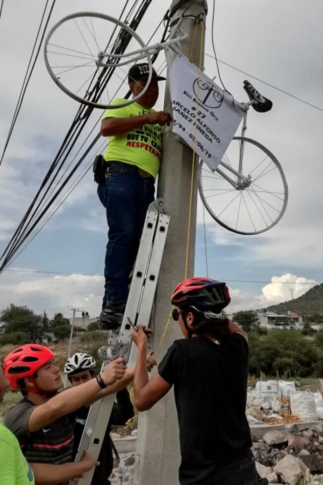 Colocan bicicleta blanca número 27 en Santa Rosa