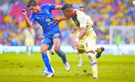 Un "Inge pirata" puso el nuevo césped del Estadio Azteca