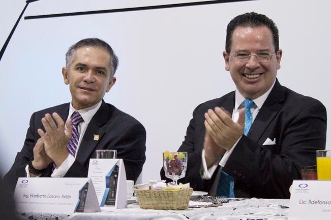 El jefe de gobierno, Miguel Ángel Mancera, y el presidente de la Canaco de la Ciudad de México, Humberto Lozano, en la toma de protesta de este último para mantenerse en el cargo por un año más. (CANACO CDMX)