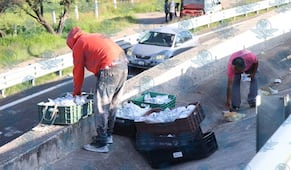 Rapiñan cargamento de quesos tras volcadura de tráiler en Santa Rosa Jáuregui