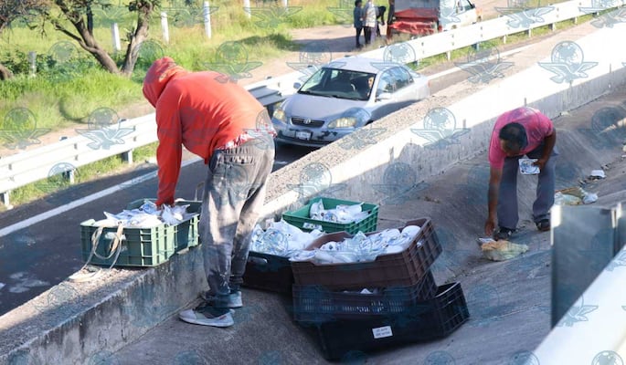 Rapiñan cargamento de quesos tras volcadura de tráiler en Santa Rosa Jáuregui