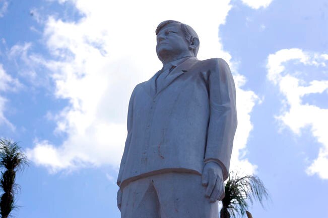 Rutilandia: Dan a AMLO categoría de héroe de la patria y elaboran una escultura