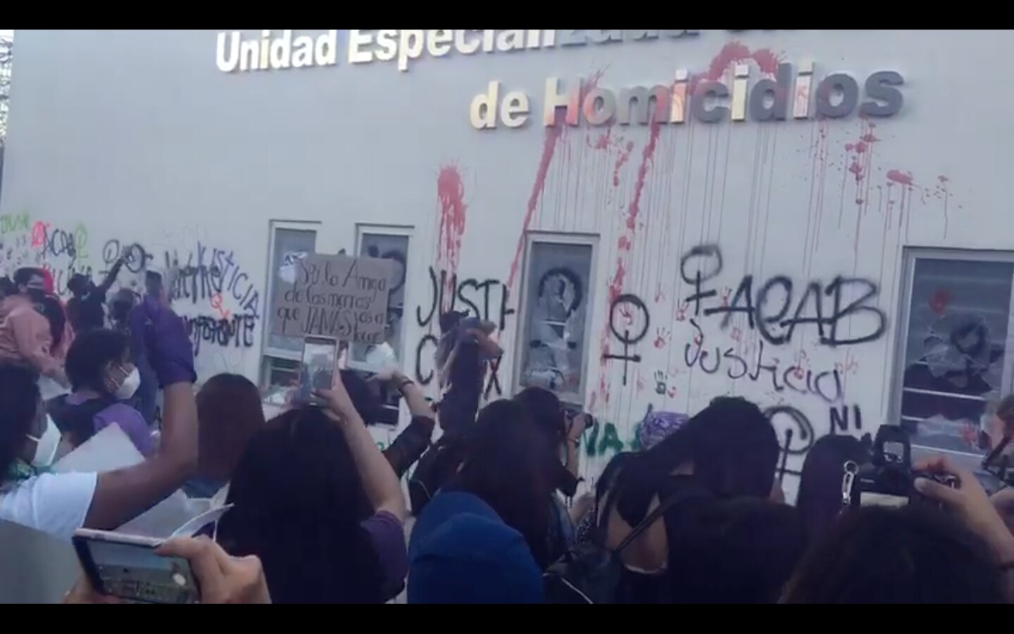 Mujeres exigen justicia; pintan, rompen vidrios e incendian la Unidad de la Fiscalía