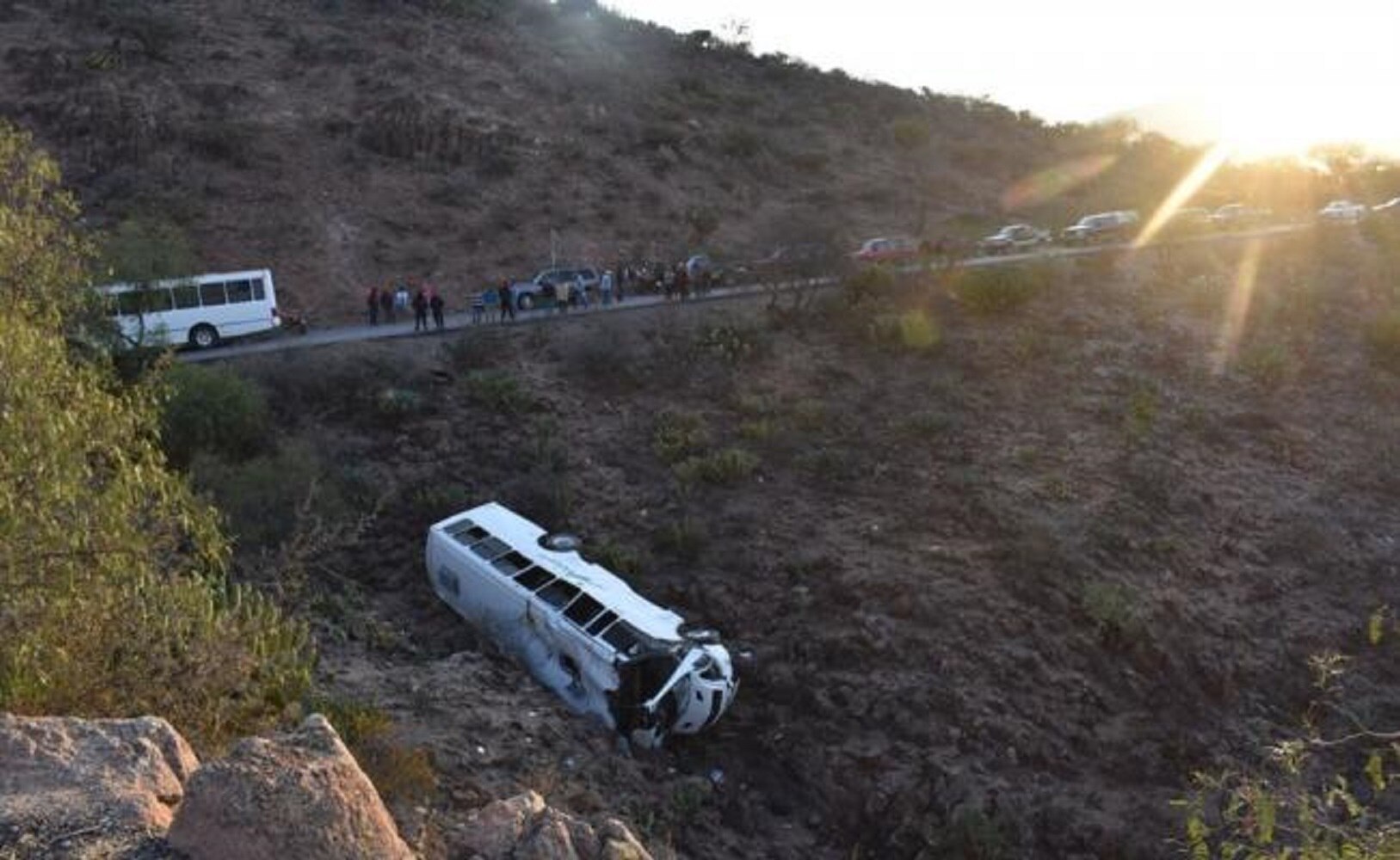 Autobús de personal cae a barranco en SLP; hay dos muertos