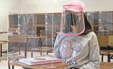 Acrílicos en pupitres y arcos sanitizantes para el regreso a clases