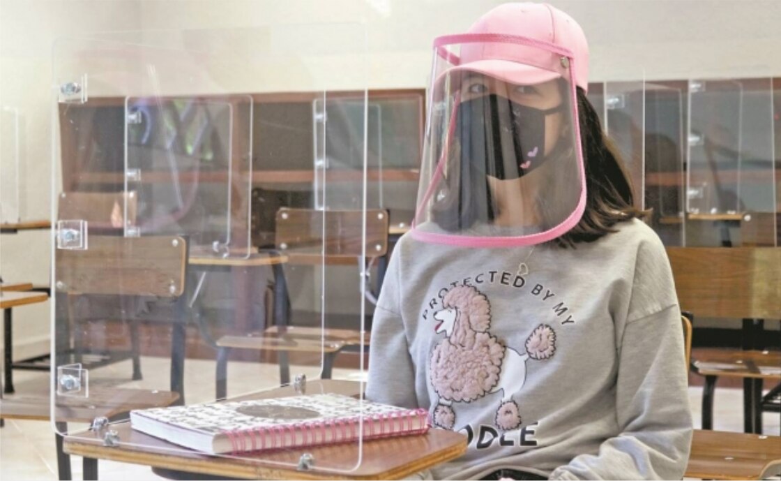 Acrílicos en pupitres y arcos sanitizantes para el regreso a clases