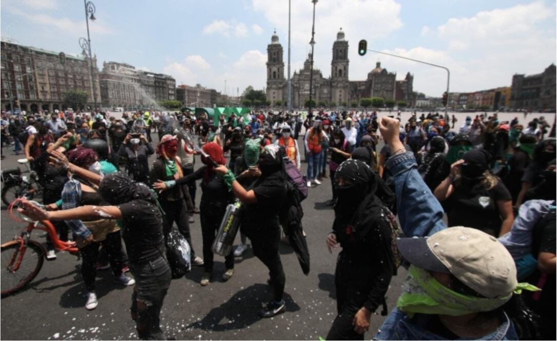 Feministas protestan en el Zócalo por el aborto legal