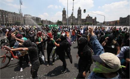 Feministas protestan en el Zócalo por el aborto legal