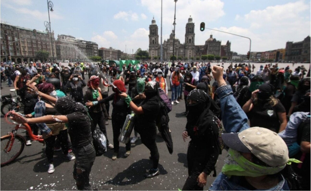 Feministas protestan en el Zócalo por el aborto legal