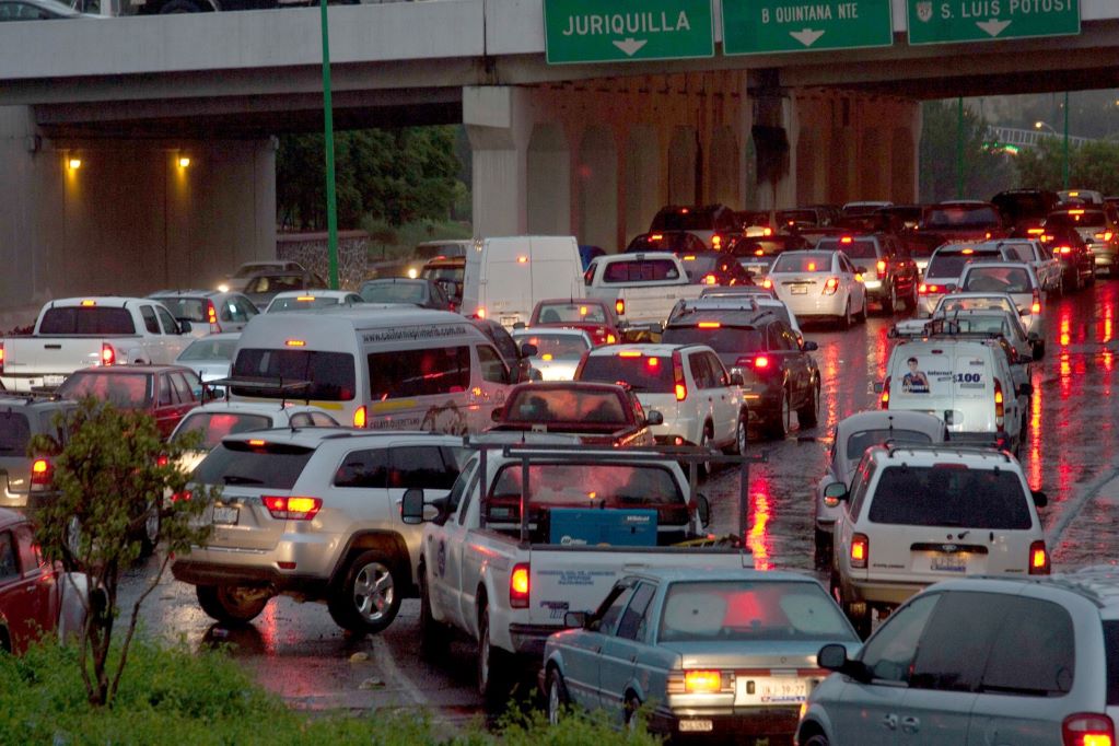 Crecen conflictos en vialidades por aumento de autos en Querétaro