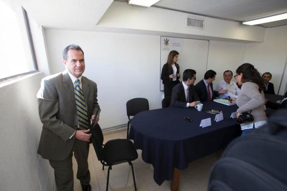 El abogado de la UAQ, Óscar Guerra, externó al presidente de la Junta, Jesús Roberto Franco, que respetaba a la autoridad laboral, pero se tenía que retirar (DEMIAN CHÁVEZ. EL UNIVERSAL)