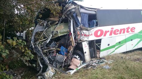 Dos muertos en choque de autobuses