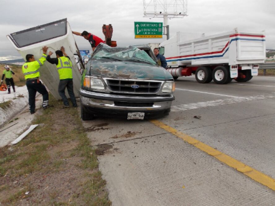 Vuelca camioneta y deja seis lesionados