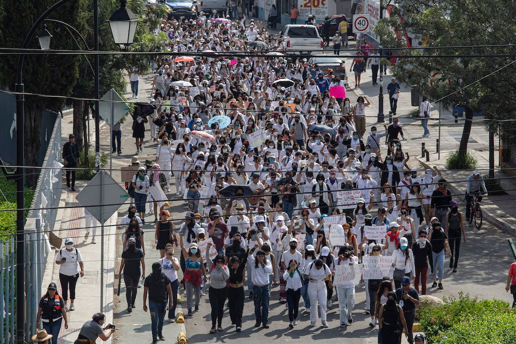 “Nos quieren silenciar, nos quieren callar, no nos vamos a dejar”, cantan estudiantes de la UAQ