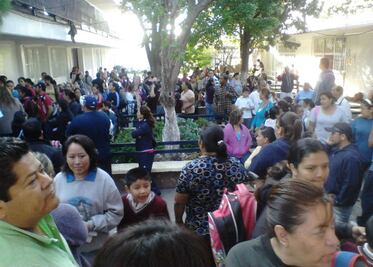 Echan padres de familia a maestros de primaria