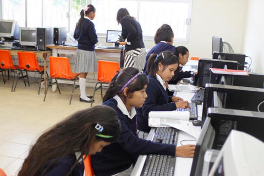 Dependencia impulsa su escuela de computación; pide cuotas de 100 pesos