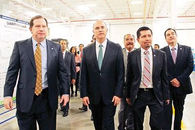 Calzada viaja a EU; busca inversiones