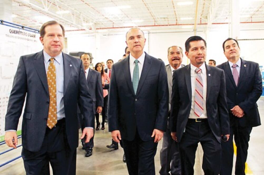 Calzada viaja a EU; busca inversiones