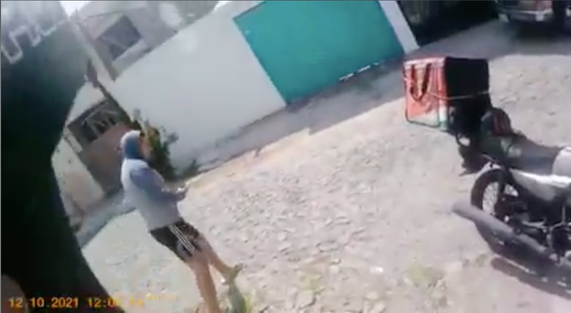 Video. Repartidor de Rappi encara a joven que no pagó su comida en Querétaro