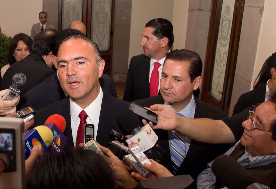 Abel Magaña (derecha) junto al ex gobernador de Querétaro, José Calzada Rovirosa [Foto: Archivo El Universal]