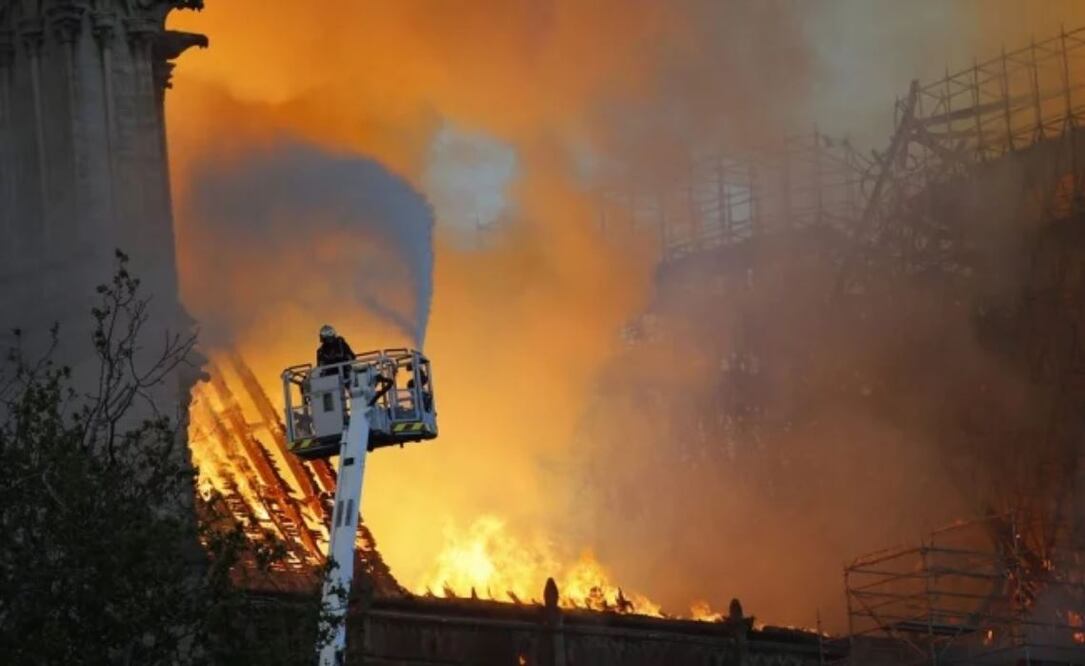Bomberos intentan sofocar incendio en Notre Dame (Foto: AP)